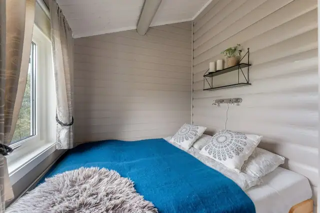 Soverom 1 - koselig soverom med plass til dobbeltseng og stor vindusflate som gir godt med naturlig lys.