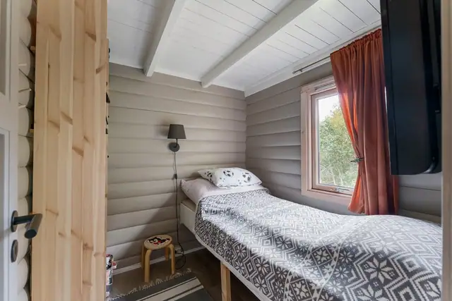 Soverom 2 - lunt soverom med plass for sengemøbler og oppbevaring.