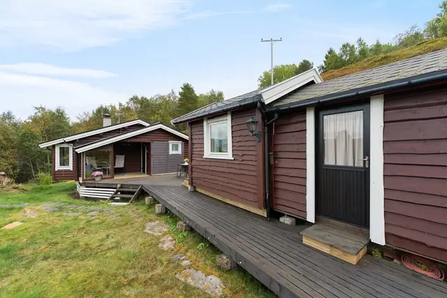 Uthus påbygd i bakkant av annekset, med praktisk plass for oppbevaring.