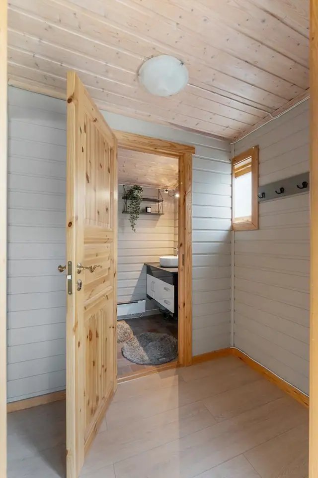 Entré med plass til oppheng av yttertøy og praktisk oppbevaring.