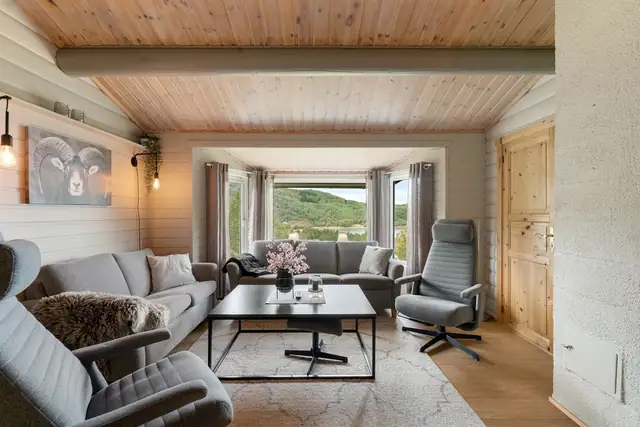 Stuen har et flott karnapp som gir en fantastisk panoramautsikt - et naturlig sted å nyte de vakre omgivelsene.