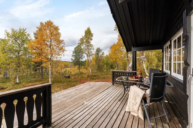 Delvis overbygget veranda med god plass til møblering, hvor du kan nyte frisk luft og naturomgivelsene både på solrike dager og når været viser seg fra en våtere side.