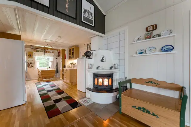 Flott peis som tilfører stuen et hyggelig og lunt preg.