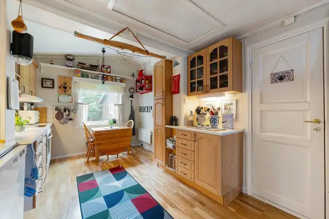 Hyggelig spiseplass på kjøkkenet med god plass til spisebord, perfekt for hverdagsmåltider og hyggelige stunder med familie.