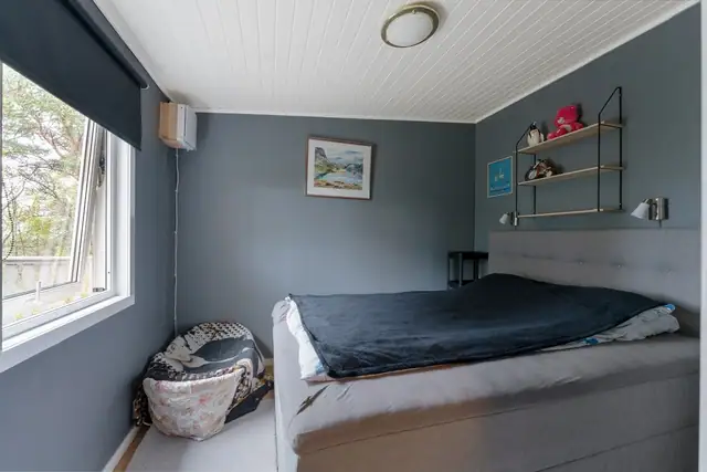 Soverom 3- Stort og romslig soverom med god plass til seng, oppbevaringsmøbler og øvrig møblering.
