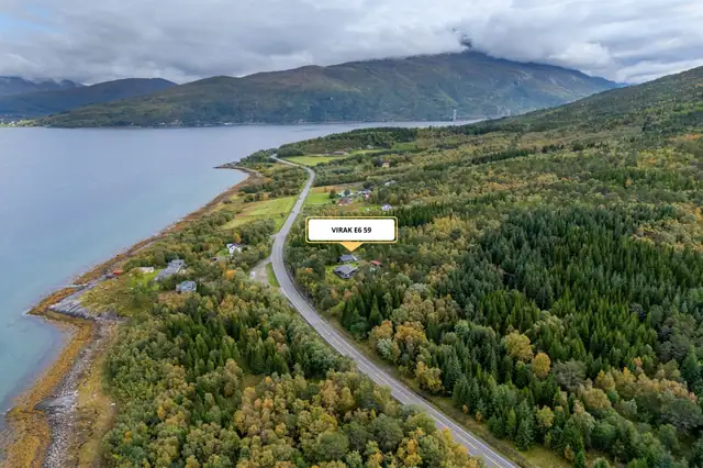 Eiendommen ligger i naturskjønne omgivelser på Vidrek, ca. 23 km fra Narvik.