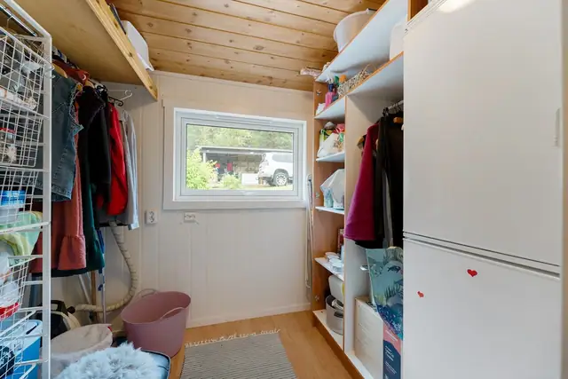 Praktisk bod med gode oppbevaringsmuligheter og god plass til å organisere diverse utstyr og eiendeler på en ryddig og oversiktlig måte.