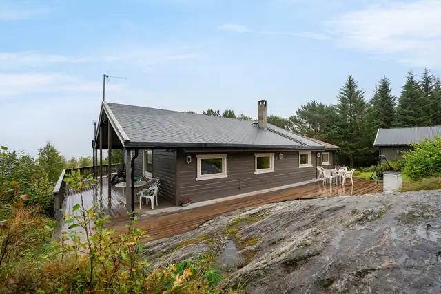 Det er opparbeidet flere terrassesoner rundt huset, som gir gode muligheter for utemøblering og hyggelige uteopphold gjennom dagen.