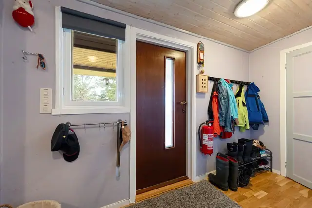Entré med god plass til oppbevaring og avhenging av ytterklær, samt praktisk plass for sko.