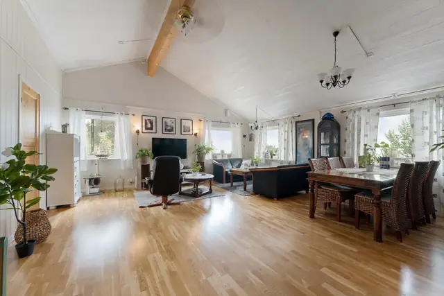 Stor og romslig stue med god plass til både sofagruppe, spiseplass og øvrig møblering.