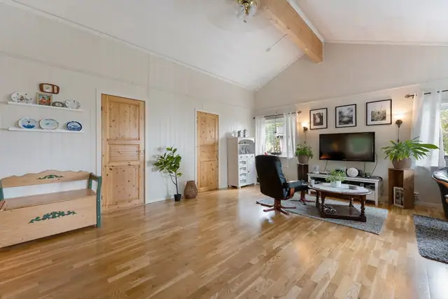 Ekstra takhøyde og flere store vindusflater skaper en luftig og åpen atmosfære, samtidig som det slipper inn rikelig med naturlig dagslys.