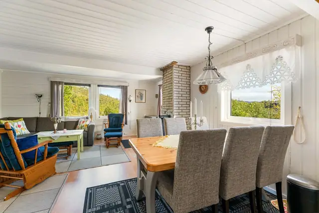 God plass til et stort spisebord - perfekt for hyggelige måltider og sosiale sammenkomster.