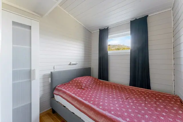 Soverom 2 - trivelig rom med plass til seng og praktiske oppbevaringsløsninger.