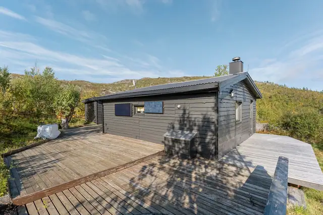 Rundt hytta er det opparbeidet flere plattinger som gir gode muligheter for å nyte solen og finne en lun plass i le gjennom hele dagen.