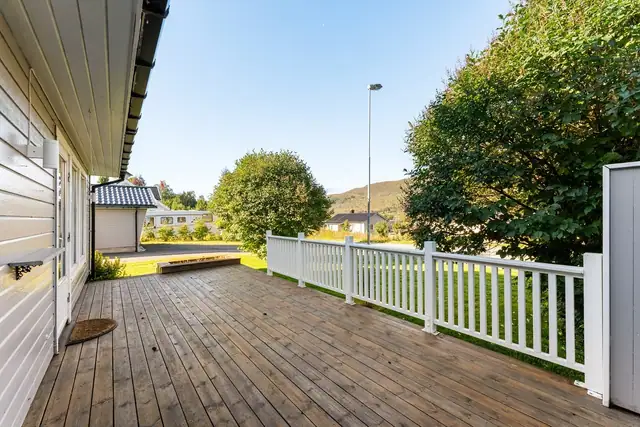 Romslig terrasse med god plass til både spiseplass og lounge - perfekt for late dager og hyggelige stunder utendørs.