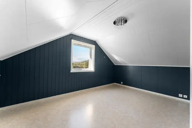 Soverom 1- Stort soverom i 2. etasje med god plass til seng og praktiske oppbevaringsmøbler.