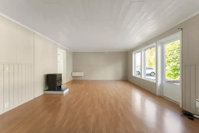 Stuen har god plass til møblering i flere soner, og gir gode muligheter for både sofakrok og spiseplass. Fra stuen er det direkte adkomst til verandaen, hvor du kan nyte fine dager utendørs.