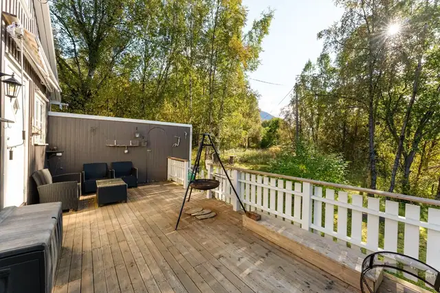 Utenfor hytten er det opparbeidet en romslig veranda med gode muligheter for møblering i flere soner.