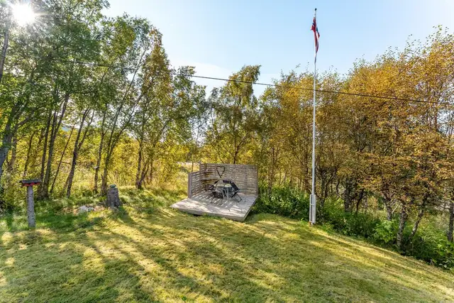 Opparbeidet uteområdet hvor det er etablert en platt med plass for en flott spisegruppe.