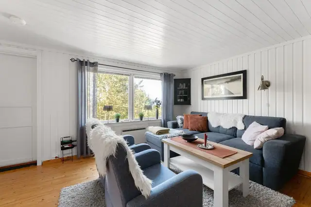 Lys og innbydende stue med flere store lysflater som slipper inn rikelig med dagslys, og god plass til en komfortabel sofagruppe.