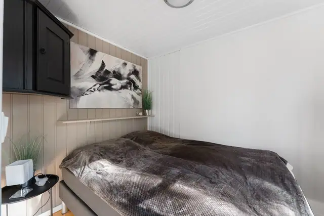 Romslig og innbydende soverom med god plass til seng og øvrig møblement.
