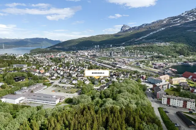 Attraktiv beliggenhet i et veletablert boligområde sentralt på Framnes. Her bor du med kort vei til flotte friluftsområder ved Lia, Solhaugen vgs skole ca. 400 meter unna og gode bussforbindelser til sentrum.