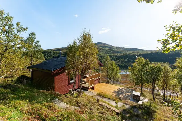 Hytta ligger fredelig og naturskjønt til på Håfjellet, like ved Holmvatnet. Eiendommen er omgitt av flott fjellterreng og vakker natur, og fra hytta kan du nyte en fin utsikt over vannet og fjellene rundt.