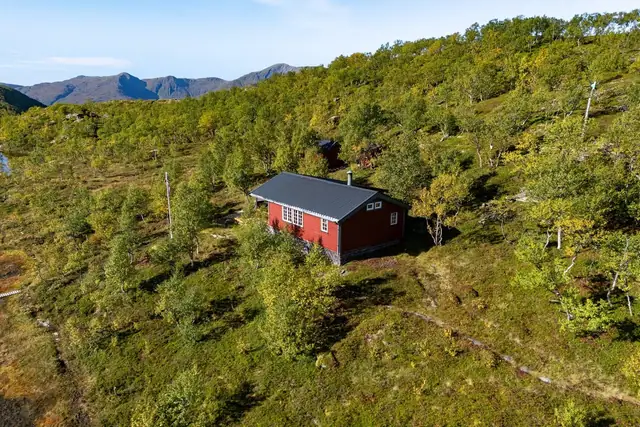 Hytta ligger fredelig og naturskjønt til på Håfjellet, like ved Holmvatnet. Eiendommen er omgitt av flott fjellterreng og vakker natur, og fra hytta kan du nyte en fin utsikt over vannet og fjellene rundt.