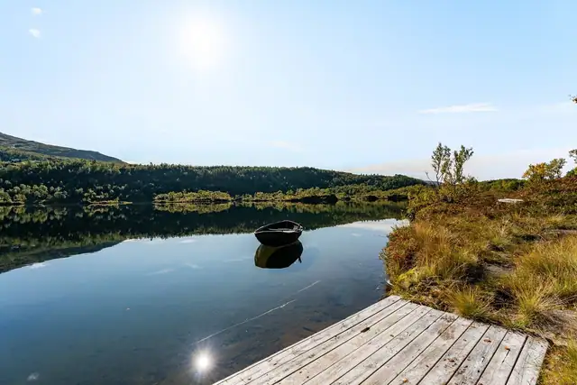 Nyt nærheten til vannet med gode muligheter for båtturer, fiske og avslappende dager ved Holmvatnet.