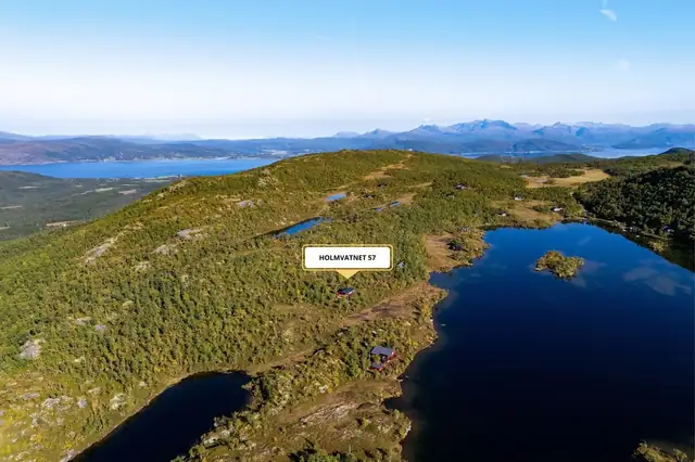 Her ligger forholdene godt til rette for aktive dager i naturen, med muligheter for både ski- og fotturer, jakt og fiske. Kjeldebotn ligger ca. 5 km unna, mens det er rundt 30 km til Ballangen og 70 km til Narvik.