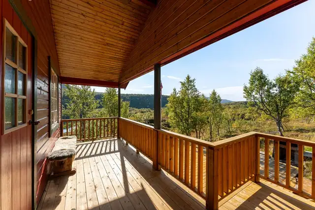 Overbygget inngangsparti og veranda som gir en lun og hyggelig uteplass.