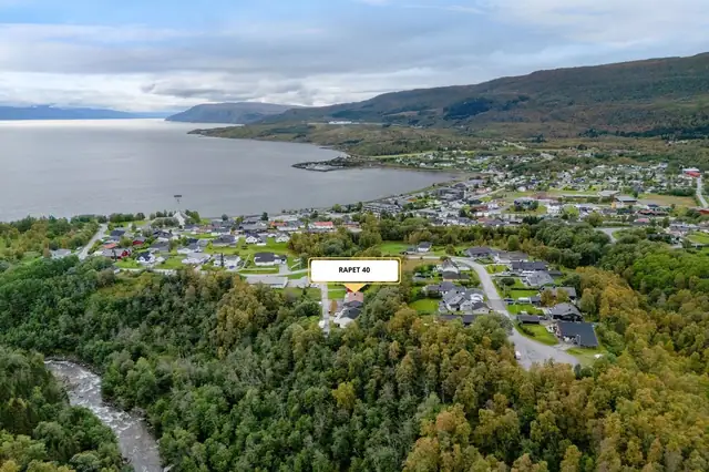 Eiendommen har en attraktiv beliggenhet med kort vei til Bjerkvik sentrum, hvor du finner dagligvarebutikk, skole, barnehage og øvrige servicetilbud. Samtidig er det kort vei til flotte natur- og friluftsområder, med gode muligheter for turer og aktivitet