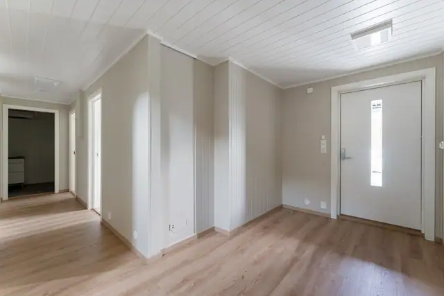 Stor og innbydende entré med god plass og en praktisk utforming.