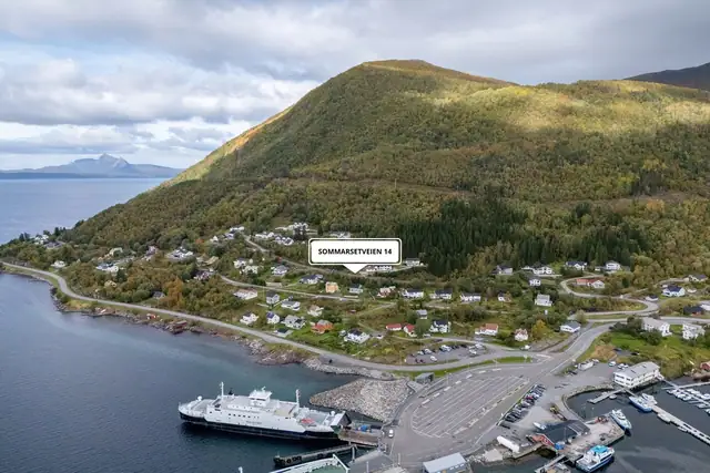 Eiendommen ligger i et etablert og rolig boligområde i Kjøpsvik, omgitt av hovedsakelig boligbebyggelse. Det er kort vei til både natur- og friluftsområder, samt Kjøpsvik sentrum med lokale servicetilbud.