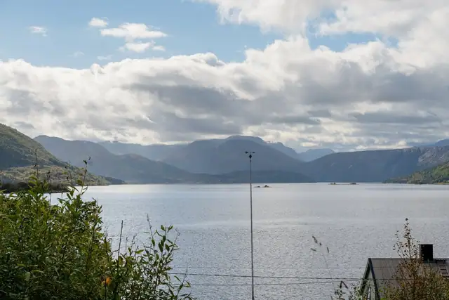 Fra boligen kan du nyte en fantastisk utsikt over fjorden, som gir en flott og stemningsfull ramme rundt hverdagen.