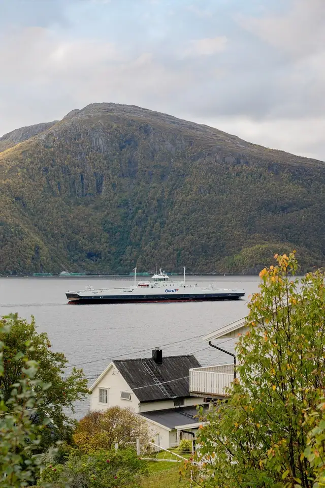 Her kan du nyte den fantastiske utsikten over fjorden og fjellene, samtidig som du kan følge med på fergetrafikken når fergen kommer og går.