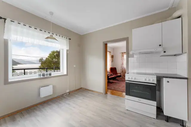 Romslig og innbydende kjøkken med god plass til spisebord, som skaper en hyggelig og sosial ramme rundt måltidene.