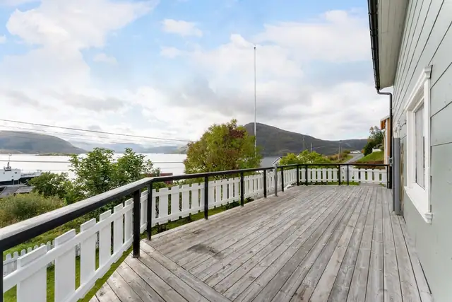Her er det god plass til å innrede en hyggelig spiseplass, perfekt for måltider og sosialt samvær utendørs.