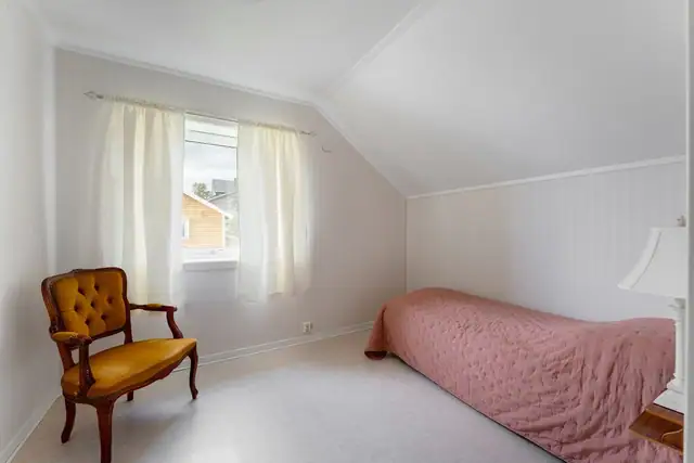 Soverom 1- Stort og romslig soverom med god plass til seng og praktiske oppbevaringsløsninger.