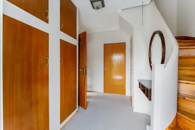 Innbydende entré med flere plassbygde skap som gir gode og praktiske oppbevaringsmuligheter for yttertøy, sko og annet.