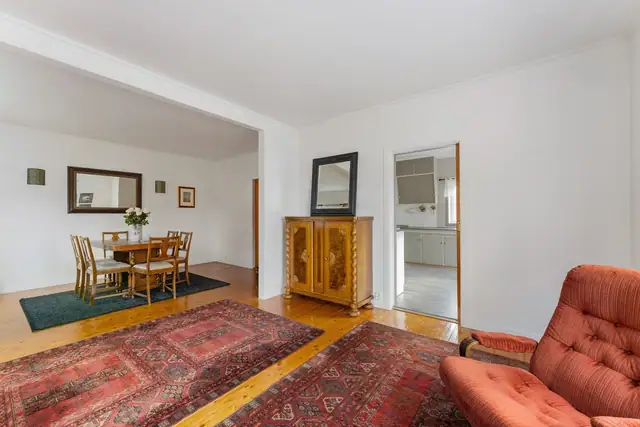 Stor og romslig stue med god plass til møblering i flere soner, noe som gir gode muligheter for en fleksibel og funksjonell innredning.