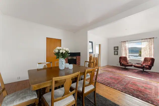 Lys og innbydende stue med god plass til et stort spisebord, perfekt for hyggelige måltider og sosialt samvær med familie og venner.