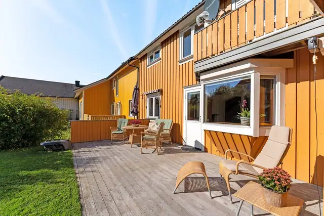 Stor og innbydende platting med god plass til møblering i flere soner - perfekt for både avslapping, måltider og sosiale sammenkomster.