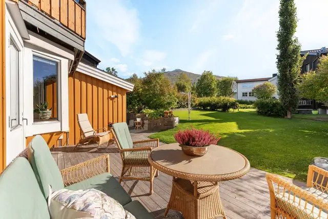 Her kan du virkelig nyte late dager i flotte og rolige omgivelser - med god plass til å slappe av og samle familie og venner.