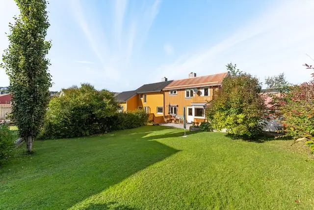 Stor og solrik hage med god plass til lek, aktivitet og moro for hele familien.