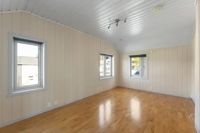 Soverom 1- Stort og fleksibelt soverom med god plass til seng, soveromsmøbler og praktisk oppbevaring.