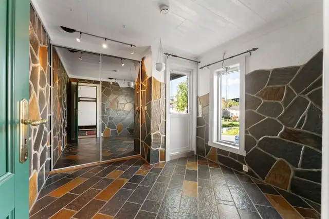Praktisk rom i tilknytning til entréen med stor skyvedørsgarderobe med speilfronter. Fra rommet er det også utgang til balkong.