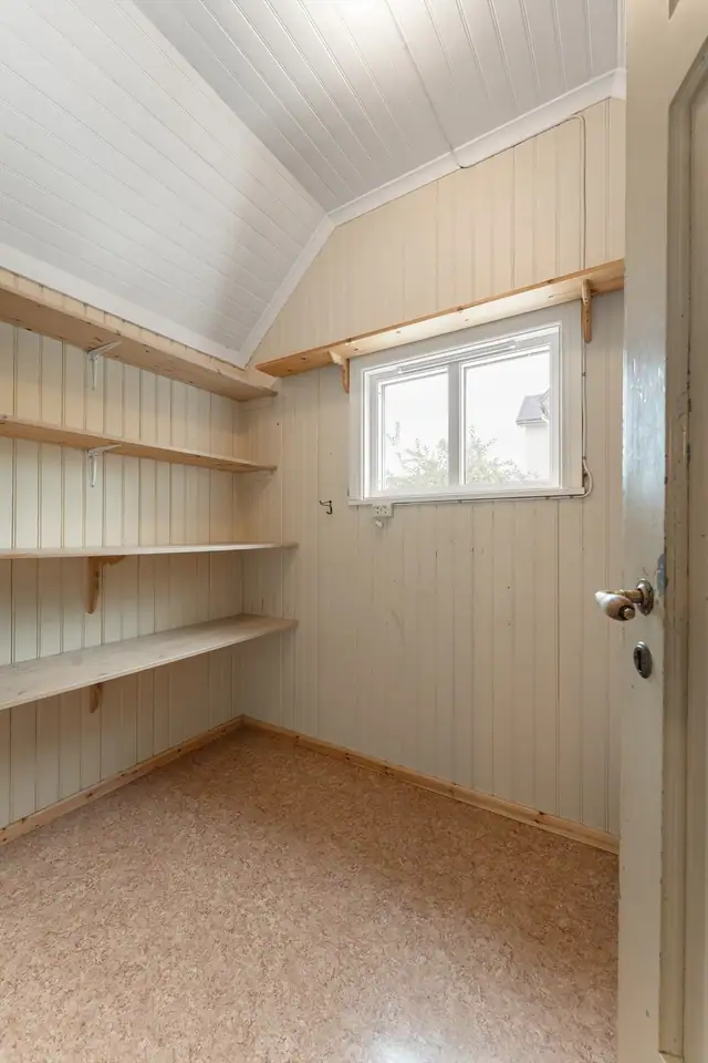 I tilknytning til kjøkkenet er det en praktisk bod med hyller og god plass til oppbevaring av tørrvarer og annet kjøkkenutstyr.