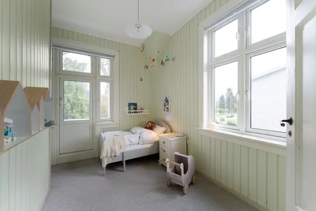 Soverom 1 - et hyggelig rom som egner seg godt som barnerom, med god plass til seng og praktiske oppbevaringsmøbler.