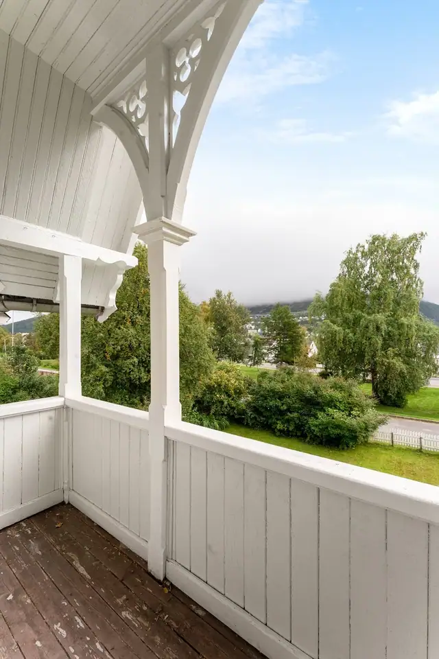 Overbygget balkong - en lun og skjermet plass for å nyte frisk luft og omgivelsene.